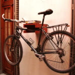 Agrega estilo y elegancia a tus paseos con nuestros accesorios de madera para bicicletas