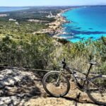 Rutas en bici en Ibiza: Descubre libertad y belleza en la isla